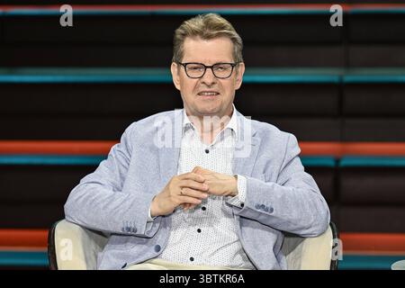 Ralf Stegner Politiker 07/25 ihr Ralf Stegner am 1. Juli 2025 in Markus Lanz , ZDF TV Fernsehen Talkshow Talkshow Deutschland deutsch deutscher Mann Politiker SPD Politik deutscher Politiker quer halb sitzend lächelnd *** Ralf Stegner Politiker 07 25 Ihr Ralf Stegner am 1. Juli 2025 in Markus Lanz , ZDF TV Talkshow Talkshow Deutschland deutscher Mann Politiker SPD Politik deutscher Politiker Kreuz halb sitzend lächelnd Stockfoto