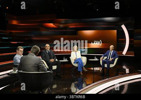 Talkrunde bei Markus Lanz , ZDF 07/25 her Ralf Stegner, Markus Lanz, Omid Nouripour, Kerstin Münstermann und Michael Thumann v.li. Am 1. Juli 2025 in Markus Lanz , ZDF TV Fernsehen Talkshow Talkshow Talkshow Deutschland deutsch deutscher Mann Männer Frau Journalistin Politiker Politik SPD Grüne Bündnis 90 die Grünen Grüner Autor Moskaukorrespondent Stockfoto