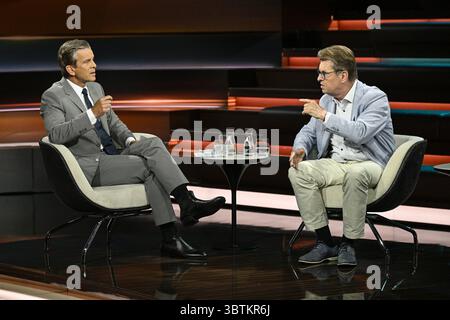 Markus Lanz li. Und Ralf Stegner 07/25 ihr Markus Lanz li. mit Ralf Stegner am 1. Juli 2025 in Markus Lanz , ZDF TV Fernsehen Talkshow Talkshow Talkshow Deutschland deutsch deutscher Mann Männer Politiker SPD Politik Italien Italienisch Italienisch-deutscher Moderator Fotografie Fotograf Journalismus Journalismus Journalismus Journalist Autor Moderator Autor Moderator deutsch-italienisch Moderator Fotograf deutscher Politiker quer ganz freistellbar sitzend sprechend zuhörend gestikuliert *** Markus Lanz li und Ralf Stegner 07 25 ihr Markus Lanz li mit Ralf Stegner am 1. Juli 2025 in Ma Stockfoto