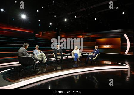 Talkrunde bei Markus Lanz , ZDF 07/25 her Markus Lanz, Ralf Stegner, Omid Nouripour, Kerstin Münstermann und Michael Thumann v.li. Am 1. Juli 2025 in Markus Lanz , ZDF TV Fernsehen Talkshow Talkshow Talkshow Deutschland deutsch deutscher Mann Männer Frau Journalistin Politiker Politik SPD Grüne Bündnis 90 die Grünen Grüner Autor Moskaukorrespondent Stockfoto