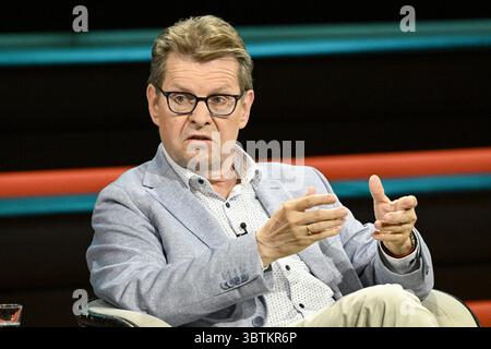 Ralf Stegner Politiker 07/25 ihr Ralf Stegner am 1. Juli 2025 in Markus Lanz , ZDF TV Fernsehen Talkshow Talkshow Deutschland deutsch deutscher Mann Politiker SPD Politik deutscher Politiker quer halb sitzend sprechend gestikuliert *** Ralf Stegner Politiker 07 25 Ihr Ralf Stegner am 1. Juli 2025 in Markus Lanz , ZDF TV Talkshow Talkshow Deutschland deutscher Mann Politiker SPD Politik deutscher Politiker Cross halb sitzend Sprechen gestikulierend Stockfoto