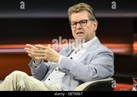 Ralf Stegner Politiker 07/25 ihr Ralf Stegner am 1. Juli 2025 in Markus Lanz , ZDF TV Fernsehen Talkshow Talkshow Deutschland deutsch deutscher Mann Politiker SPD Politik deutscher Politiker quer halb sitzend sprechend gestikuliert *** Ralf Stegner Politiker 07 25 Ihr Ralf Stegner am 1. Juli 2025 in Markus Lanz , ZDF TV Talkshow Talkshow Deutschland deutscher Mann Politiker SPD Politik deutscher Politiker Cross halb sitzend Sprechen gestikulierend Stockfoto