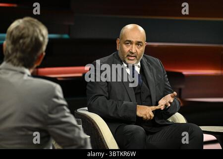 Markus Lanz li. mit Omid Nouripour 07/25 Ihr Markus Lanz li. Und Omid Nouripour am 1. Juli 2025 in Markus Lanz , ZDF TV Fernsehen Talkshow Talkshow Talkshow Deutschland deutsch deutscher Iran iranisch iranischer Mann Politik Politiker Bündnis 90 die Grünen Grüner MDB Italien Italienisch Italienisch-deutscher Moderator Fotografie Fotograf Journalismus Journalismus Journalist Autor Autor Moderator Moderator deutsch-italienisch Moderator Fotograf deutsch-iranischer Politiker quer halb sitzend sprechend gestikuliert aufzählend *** Markus Lanz li mit Omid Nouripour 07 25 her Stockfoto