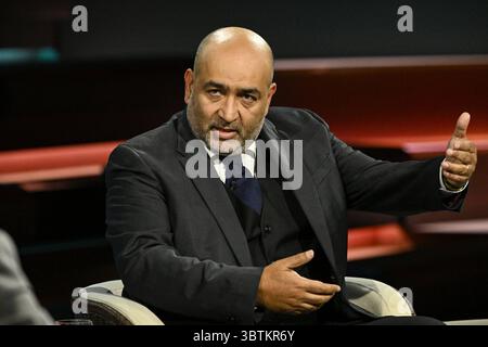 Omid Nouripour Politiker 07/25 ihr Omid Nouripour am 1. Juli 2025 in Markus Lanz , ZDF TV Fernsehen Talkshow Talkshow Talkshow Deutschland deutsch deutscher Iran iranisch iranischer Mann Politik Bündnis 90 die Grünen Grüner MDB deutscher iranischer Politiker quer halb sitzend sprechend gestikuliert *** Omid Nouripour Politiker 07 25 Ihr Omid Nouripour am 1. Juli 2025 in Markus Lanz , ZDF TV Talk Show Talk Show Deutschland Deutsch Iran Iran Iranisch Mann Politik Allianz 90 Grüne Grüne Grüne MDB Deutscher iranischer Politiker quer sitzend gestikulierend Stockfoto