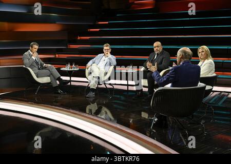 Talkrunde bei Markus Lanz , ZDF 07/25 her Markus Lanz, Ralf Stegner, Omid Nouripour, Michael Thumann und Kerstin Münstermann v.li. Am 1. Juli 2025 in Markus Lanz , ZDF TV Fernsehen Talkshow Talkshow Talkshow Deutschland deutsch deutscher Mann Männer Frau Journalistin Politiker Politik SPD Grüne Bündnis 90 die Grünen Grüner Autor Moskaukorrespondent Stockfoto