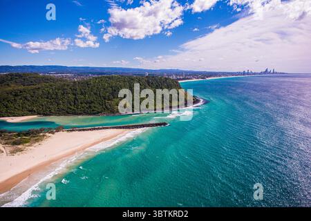 Mai 2014, Gold Coast, Queensland, Australien: Luftaufnahme von Palm Beach, Tallebudgera Creek & Burleigh Head im nahen Hintergrund, Skyline von Surfers Paradise im fernen Hintergrund, Gold Coast, Queensland, Australien (Foto: © Mark A. Johnson/Amazing Aerial Via ZUMA Wire) Stockfoto