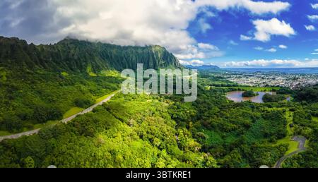 25. Juli 2014, Kaneohe, Hawaii, Vereinigte Staaten: Panoramablick auf den H-3 Freeway und die Koolau Mountains, Windward Oahu, Hawaii (Bild: © Mark A Johnson/Amazing Aerial Via ZUMA Wire) Stockfoto