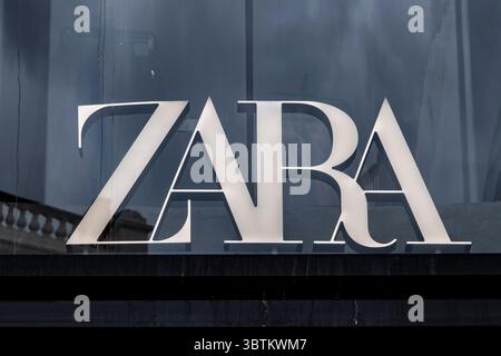 Schild für die Bekleidungsmarke Zara am 9. Juli 2025 in London, Großbritannien. Stockfoto