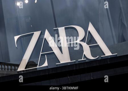 Schild für die Bekleidungsmarke Zara am 9. Juli 2025 in London, Großbritannien. Stockfoto
