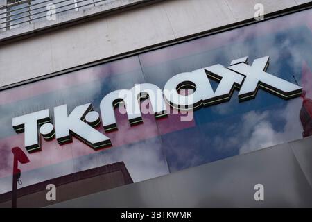 Schild für die Marke T.K.Maxx am 9. Juli 2025 in London, Großbritannien. Stockfoto