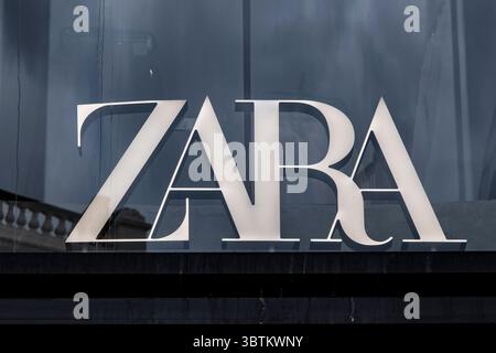 Schild für die Bekleidungsmarke Zara am 9. Juli 2025 in London, Großbritannien. Stockfoto