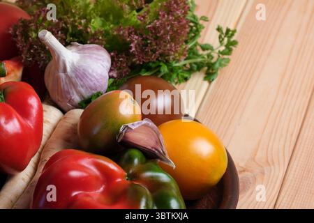 Gemüseaufteilung mit Tomaten, süßen Paprika auf einem hellen Holztisch aus nächster Nähe Stockfoto