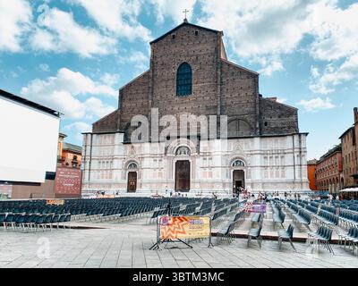 Bologna, Italien - 24. Juni 2025: Auf der Piazza Maggiore, Bologna, vor der Basilika San Petronio für den Sommer unter freiem Himmel Stockfoto