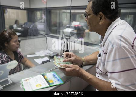 November 2018: 27.11.2018. San JosÃÂ, Costa Rica. INS, visita al Instituto Nacional de Seguros para observar el como va el cobro del Marchamo 2019. EN la Foto: Jose Antonio Araya, paga el marchamo los primeros dias. FotografÃÂ­a: Alejandro Gamboa Madrigal (Foto: © Alejandro Gamboa Madrigal/La Nacion Via ZUMA Press) Stockfoto