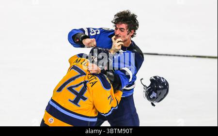 Jacksonville Icemen Stürmer Garrett Ross (26) und Atlanta Gladiators Verteidiger Zach Malatesta (74) kämpfen auf dem Eis während der dritten Periode eines ECHL-Profi-Hockeyspiels in der Veterans Memorial Arena in Jacksonville, Florida, Mittwoch, 30. Oktober 2019. (Gary Lloyd McCullough/CSM)(Credit Image: &Copy; Gary Lloyd McCullough/CSM via ZUMA Wire) Stockfoto
