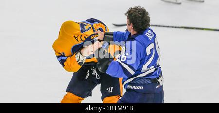 Jacksonville Icemen Stürmer Garrett Ross (26) und Atlanta Gladiators Verteidiger Zach Malatesta (74) kämpfen auf dem Eis während der dritten Periode eines ECHL-Profi-Hockeyspiels in der Veterans Memorial Arena in Jacksonville, Florida, Mittwoch, 30. Oktober 2019. (Gary Lloyd McCullough/CSM)(Credit Image: &Copy; Gary Lloyd McCullough/CSM via ZUMA Wire) Stockfoto
