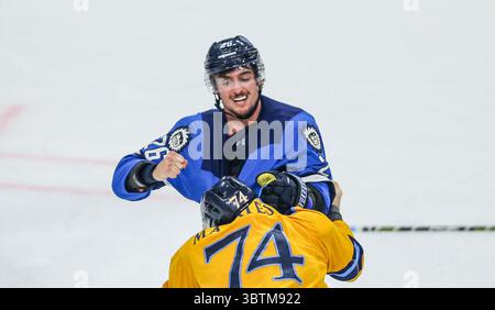 Jacksonville Icemen Stürmer Garrett Ross (26) und Atlanta Gladiators Verteidiger Zach Malatesta (74) kämpfen auf dem Eis während der dritten Periode eines ECHL-Profi-Hockeyspiels in der Veterans Memorial Arena in Jacksonville, Florida, Mittwoch, 30. Oktober 2019. (Gary Lloyd McCullough/CSM)(Credit Image: &Copy; Gary Lloyd McCullough/CSM via ZUMA Wire) Stockfoto