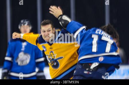 Atlanta Gladiators Stürmer Anthony Collins (48) und Jacksonville Icemen Stürmer Everett Clark (17), rechts, tauschen in der ersten Phase eines ECHL-Profihockeyspiels in der Veterans Memorial Arena in Jacksonville, Florida, Mittwoch, 30. Oktober 2019. (Gary Lloyd McCullough/CSM)(Credit Image: &Copy; Gary Lloyd McCullough/CSM via ZUMA Wire) Stockfoto