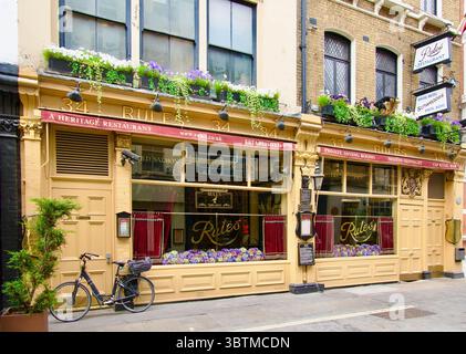 Das 1798 von Thomas Rules gegründete Rules Restaurant wurde als Londons ältestes Restaurant Maiden Lane Covent Garden London England Großbritannien bezeichnet Stockfoto