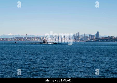 29. Oktober 2019: Bremerton, Washington, USA: Das U-Boot USS Olympia (SSN 717) der Los Angeles-Klasse passiert die Stadt Seattle, während es den Puget Sound durchquert. Olympia kam in Bremerton an und soll mit der Inaktivierung und Stilllegung der Puget Sound Naval Shipyard beginnen. Das 35 Jahre alte U-Boot wurde am 17. November 1984 in Betrieb genommen. (Kreditbild: © U.S. Navy/ZUMA Wire/ZUMAPRESS.com) Stockfoto