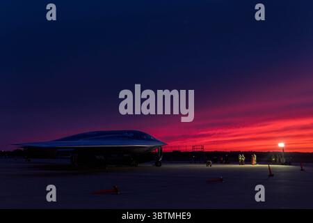 29. Oktober 2019 - Whiteman Air Force Base, Missouri, USA - Ein B-2 Spirit Stealth Bomber, der dem 509th Bomb Wing, Whiteman Air Force Base, Missouri, zugeordnet ist, sitzt am 24. Oktober 2019 auf der Fluglinie. Durch konsequentes Training und Training wird die Fähigkeit von B-2 bestätigt, auf Herausforderungen auf der ganzen Welt zu reagieren. (Bild: © U.S. Air Force/ZUMA Wire/ZUMAPRESS.com) Stockfoto