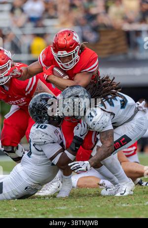2. November 2019: Orlando, FL, USA: Houston Running Back Kyle Porter (22) wird von UCF Linebacker Eriq Gilyard (10) und UCF Defensive Back Aaron Robinson (31) während des NCAA-Fußballspiels zwischen den Houston Cougars und den UCF Knights angegriffen. Die UCF besiegte Houston 44-29 im Spectrum Stadium in Orlando, FL. Romeo T Guzman/CSM.(Kreditbild: &Copy; Romeo Guzman/CSM via ZUMA Wire) Stockfoto