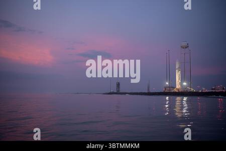 Am 30. Oktober 2019, Wallops, VA, Vereinigte Staaten von Amerika: Die Northrop Grumman Antares-Rakete mit Cygnus-Nachschub an Bord, am 30. Oktober 2019 in Wallops, Virginia. Am 2. November werden 8.200 Pfund Forschung, Besatzungsbedarf und Fahrzeugausrüstung zur Internationalen Raumstation gebracht. (Kreditbild: © Bill Ingalls via ZUMA Wire) Stockfoto
