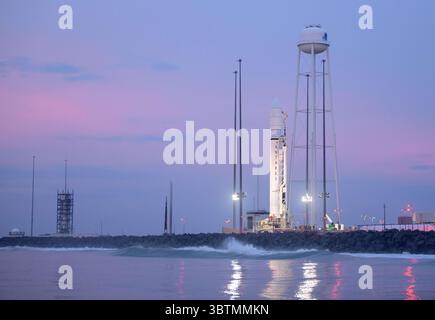 Am 30. Oktober 2019, Wallops, VA, Vereinigte Staaten von Amerika: Die Northrop Grumman Antares-Rakete mit Cygnus-Nachschub an Bord, am 30. Oktober 2019 in Wallops, Virginia. Am 2. November werden 8.200 Pfund Forschung, Besatzungsbedarf und Fahrzeugausrüstung zur Internationalen Raumstation gebracht. (Kreditbild: © Bill Ingalls via ZUMA Wire) Stockfoto