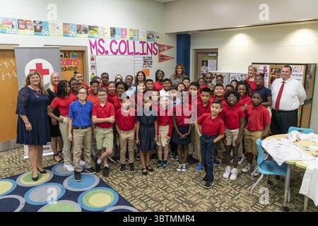 30. Oktober 2019, Charleston, SC, Vereinigte Staaten von Amerika: US First Lady Melania Trump und Karen Pence, Ehefrau von Vizepräsident Mike Pence, posieren für ein Gruppenfoto mit Schülern der Lambs Elementary School während eines Besuchs der Joint Base Charleston am 30. Oktober 2019 in Charleston, South Carolina. Die First Lady besuchte eine Schule für Militärfamilien und wandte sich dann an Soldaten an die Basis. (Kreditbild: © Andrea Hanks via ZUMA Wire) Stockfoto