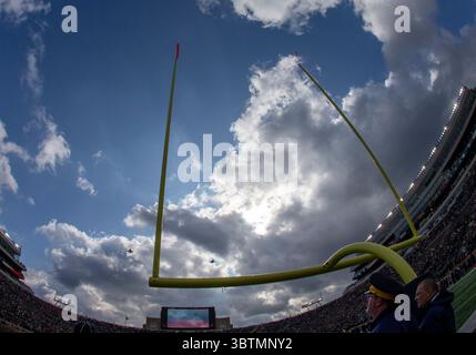 2. November 2019: Ein allgemeiner Blick auf den Überflug vor der NCAA-Football-Action zwischen den Virginia Tech Hokies und den Notre Dame Fighting Irish im Notre Dame Stadium in South Bend, Indiana. Notre Dame besiegte Virginia Tech mit 21:20. John Mersits/CSM.(Kreditbild: &Copy; John Mersits/CSM via ZUMA Wire) Stockfoto