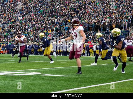 2. November 2019: Ein allgemeiner Blick, als Virginia Tech Quarterback Quincy Patterson II (4) während der NCAA-Football-Action zwischen den Virginia Tech Hokies und den Notre Dame Fighting Irish im Notre Dame Stadium in South Bend, Indiana, aus der Tasche rollt. Notre Dame besiegte Virginia Tech mit 21:20. John Mersits/CSM.(Kreditbild: &Copy; John Mersits/CSM via ZUMA Wire) Stockfoto