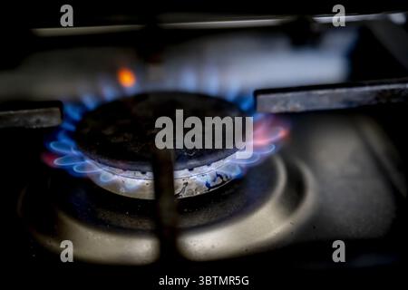 ANSCHAULICH - Ein Gasbrenner auf einem Herd mit einer Pfanne etwa 550.000 Haushalte leben in Energiearmut. Sie leben in einem schlecht isolierten, angemieteten oder vom Eigentümer genutzten Haus und sind daher mit hohen Energiekosten konfrontiert. Der enorme Anstieg der Energiepreise beginnt erst. ANP/Hollandse/Hoogte Robin Utrecht niederlande aus - belgien aus Stockfoto