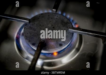 ANSCHAULICH - Ein Gasbrenner auf einem Herd mit einer Pfanne etwa 550.000 Haushalte leben in Energiearmut. Sie leben in einem schlecht isolierten, angemieteten oder vom Eigentümer genutzten Haus und sind daher mit hohen Energiekosten konfrontiert. Der enorme Anstieg der Energiepreise beginnt erst. ANP/Hollandse/Hoogte Robin Utrecht niederlande aus - belgien aus Stockfoto