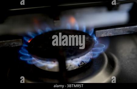 ANSCHAULICH - Ein Gasbrenner auf einem Herd mit einer Pfanne etwa 550.000 Haushalte leben in Energiearmut. Sie leben in einem schlecht isolierten, angemieteten oder vom Eigentümer genutzten Haus und sind daher mit hohen Energiekosten konfrontiert. Der enorme Anstieg der Energiepreise beginnt erst. ANP/Hollandse/Hoogte Robin Utrecht niederlande aus - belgien aus Stockfoto