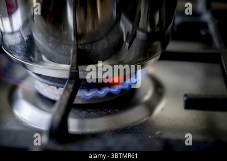 ANSCHAULICH - Ein Gasbrenner auf einem Herd mit einer Pfanne etwa 550.000 Haushalte leben in Energiearmut. Sie leben in einem schlecht isolierten, angemieteten oder vom Eigentümer genutzten Haus und sind daher mit hohen Energiekosten konfrontiert. Der enorme Anstieg der Energiepreise beginnt erst. ANP/Hollandse/Hoogte Robin Utrecht niederlande aus - belgien aus Stockfoto