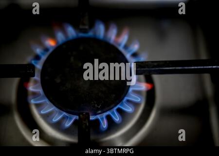 ANSCHAULICH - Ein Gasbrenner auf einem Herd mit einer Pfanne etwa 550.000 Haushalte leben in Energiearmut. Sie leben in einem schlecht isolierten, angemieteten oder vom Eigentümer genutzten Haus und sind daher mit hohen Energiekosten konfrontiert. Der enorme Anstieg der Energiepreise beginnt erst. ANP/Hollandse/Hoogte Robin Utrecht niederlande aus - belgien aus Stockfoto