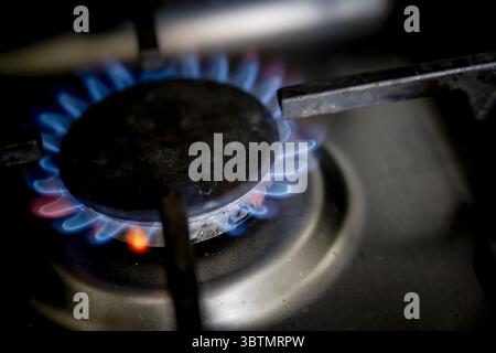 ANSCHAULICH - Ein Gasbrenner auf einem Herd mit einer Pfanne etwa 550.000 Haushalte leben in Energiearmut. Sie leben in einem schlecht isolierten, angemieteten oder vom Eigentümer genutzten Haus und sind daher mit hohen Energiekosten konfrontiert. Der enorme Anstieg der Energiepreise beginnt erst. ANP/Hollandse/Hoogte Robin Utrecht niederlande aus - belgien aus Stockfoto