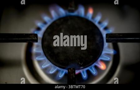 ANSCHAULICH - Ein Gasbrenner auf einem Herd mit einer Pfanne etwa 550.000 Haushalte leben in Energiearmut. Sie leben in einem schlecht isolierten, angemieteten oder vom Eigentümer genutzten Haus und sind daher mit hohen Energiekosten konfrontiert. Der enorme Anstieg der Energiepreise beginnt erst. ANP/Hollandse/Hoogte Robin Utrecht niederlande aus - belgien aus Stockfoto