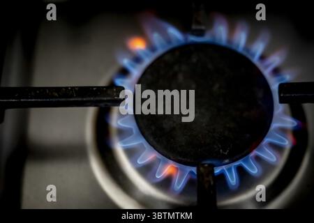 ANSCHAULICH - Ein Gasbrenner auf einem Herd mit einer Pfanne etwa 550.000 Haushalte leben in Energiearmut. Sie leben in einem schlecht isolierten, angemieteten oder vom Eigentümer genutzten Haus und sind daher mit hohen Energiekosten konfrontiert. Der enorme Anstieg der Energiepreise beginnt erst. ANP/Hollandse/Hoogte Robin Utrecht niederlande aus - belgien aus Stockfoto