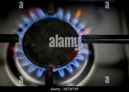 ANSCHAULICH - Ein Gasbrenner auf einem Herd mit einer Pfanne etwa 550.000 Haushalte leben in Energiearmut. Sie leben in einem schlecht isolierten, angemieteten oder vom Eigentümer genutzten Haus und sind daher mit hohen Energiekosten konfrontiert. Der enorme Anstieg der Energiepreise beginnt erst. ANP/Hollandse/Hoogte Robin Utrecht niederlande aus - belgien aus Stockfoto