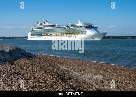 Royal Caribbean Group’s Independence of the Seas in Southampton Water Stockfoto