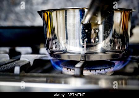 ANSCHAULICH - Ein Gasbrenner auf einem Herd mit einer Pfanne etwa 550.000 Haushalte leben in Energiearmut. Sie leben in einem schlecht isolierten, angemieteten oder vom Eigentümer genutzten Haus und sind daher mit hohen Energiekosten konfrontiert. Der enorme Anstieg der Energiepreise beginnt erst. ANP/Hollandse/Hoogte Robin Utrecht niederlande aus - belgien aus Stockfoto