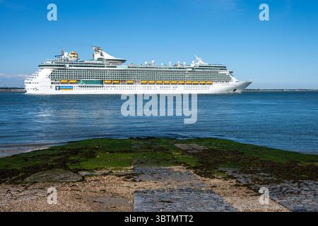 Royal Caribbean Group’s Independence of the Seas in Southampton Water Stockfoto