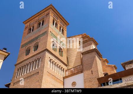 Kirche San Pedro mit Mudéjar-Architektur in Teruel, Aragon, Spanien, unter blauem Himmel Stockfoto