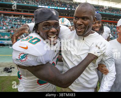 3. November 2019, Miami, FL, USA: Miami Dolphins Head Coach Brian Flores wird von Miami Dolphins Defensivverteidiger Chris Lammons (30) umarmt, nachdem die Miami Dolphins am Sonntag, 3. November 2019 im Hard Rock Stadium in Miami Gardens, Florida, die New York Jets besiegt hatten (Credit Image: © TNS via ZUMA Wire) Stockfoto