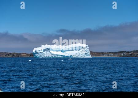 Riesiger Eisberg, der im Ozean in der Nähe der Küste, Neufundland, Neufundland und Labrador, Kanada, schwimmt Stockfoto
