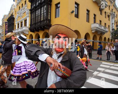 3. November 2019 in Lima, Lima, Peru: Ein maskierter Volkstänzer in typischer Kostümierung, der an der Prozession und Parade für den Apostel Jude (Heiliger Jude Thaddeus) in Lima in der Innenstadt von Lima teilnimmt. (Bild: © Carlos Garcia Granthon/ZUMA Wire) Stockfoto