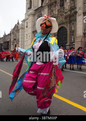 3. November 2019 in Lima, Lima, Peru: Ein maskierter Volkstänzer in typischer Kostümierung, der an der Prozession und Parade für den Apostel Jude (Heiliger Jude Thaddeus) in Lima in der Innenstadt von Lima teilnimmt. (Bild: © Carlos Garcia Granthon/ZUMA Wire) Stockfoto