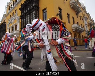 3. November 2019 in Lima, Lima, Peru: Ein maskierter Volkstänzer in typischer Kostümierung, der an der Prozession und Parade für den Apostel Jude (Heiliger Jude Thaddeus) in Lima in der Innenstadt von Lima teilnimmt. (Bild: © Carlos Garcia Granthon/ZUMA Wire) Stockfoto