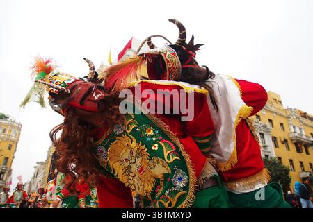 3. November 2019 in Lima, Lima, Peru: Ein maskierter Volkstänzer in typischer Kostümierung, der an der Prozession und Parade für den Apostel Jude (Heiliger Jude Thaddeus) in Lima in der Innenstadt von Lima teilnimmt. (Bild: © Carlos Garcia Granthon/ZUMA Wire) Stockfoto